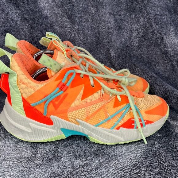 Athletic_Shoes